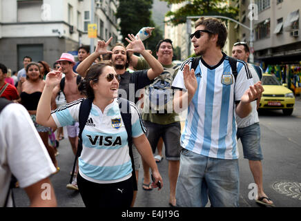 Rio de Janeiro, Brasile. 12 Luglio, 2014. I sostenitori della nazionale argentino di calcio danza sul loro modo al FIFA Fan Fest a Copacabana nelle strade di Rio de Janeiro, Brasile, 12 luglio 2014. Il Brasile dovrà affrontare nei Paesi Bassi il 12 luglio per il terzo posto nella Coppa del Mondo FIFA Brasile 2014 corrispondono al National Stadium di Brasilia. Foto: Andreas Gebert/dpa/Alamy Live News Foto Stock