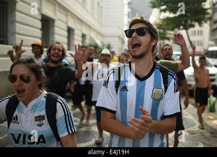 Rio de Janeiro, Brasile. 12 Luglio, 2014. I sostenitori della nazionale argentino di calcio danza sul loro modo al FIFA Fan Fest a Copacabana nelle strade di Rio de Janeiro, Brasile, 12 luglio 2014. Il Brasile dovrà affrontare nei Paesi Bassi il 12 luglio per il terzo posto nella Coppa del Mondo FIFA Brasile 2014 corrispondono al National Stadium di Brasilia. Foto: Andreas Gebert/dpa/Alamy Live News Foto Stock