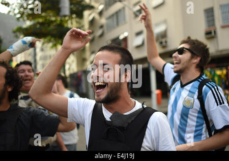 Rio de Janeiro, Brasile. 12 Luglio, 2014. I sostenitori della nazionale argentino di calcio danza sul loro modo al FIFA Fan Fest a Copacabana nelle strade di Rio de Janeiro, Brasile, 12 luglio 2014. Il Brasile dovrà affrontare nei Paesi Bassi il 12 luglio per il terzo posto nella Coppa del Mondo FIFA Brasile 2014 corrispondono al National Stadium di Brasilia. Foto: Andreas Gebert/dpa/Alamy Live News Foto Stock