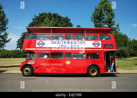 Londra, Regno Unito. 12 luglio 2014. L'autobus Routemaster Festival di Finsbury Park (North London), per commemorare il sessantesimo anniversario della inaugurazione del primo Routemaster, RMI, al Commercial Motor Show nel settembre 1954. Credito: /Alamy Live News Foto Stock