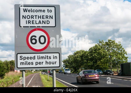 Segno al confine tra la Repubblica di Irlanda e Irlanda del Nord, ricordando gli automobilisti che tutti i segnali di velocità sono ora in mph Foto Stock