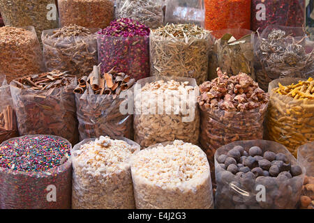 Spezie colorate sulla tradizionale Souk arabo (mercato) in Dubai Foto Stock
