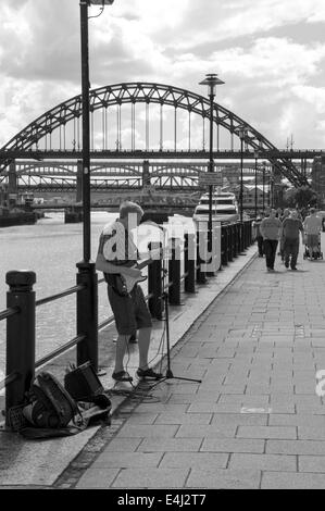 Uomo a suonare la chitarra a Newcastle Quayside Foto Stock