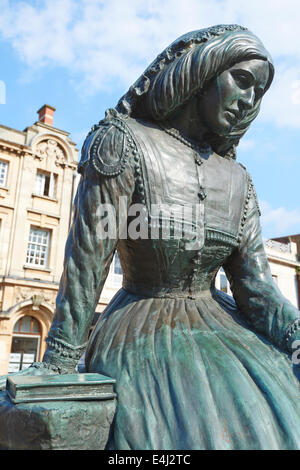 Statua di Mary Anne Evans il cui nome della penna è stato George Eliot Newdegate Square Nuneaton Warwickshire Foto Stock