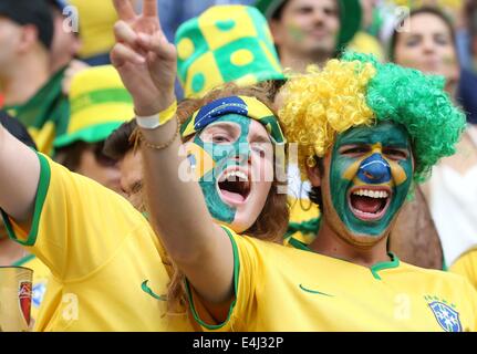 Brasilia, Brasile. 12 Luglio, 2014. Il Brasile è un fan il tifo per la loro squadra prima il terzo posto di play-off match tra il Brasile e i Paesi Bassi del 2014 FIFA World Cup al Estadio Nacional Stadium di Brasilia, Brasile, il 12 luglio 2014. Credito: Cao può/Xinhua/Alamy Live News Foto Stock