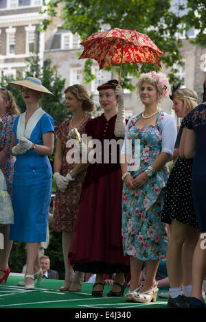 Bedford Square, Londra UK. 12 luglio 2014, il decimo anniversario dell'Olimpiade di CHAP. Una raccolta di sartoriale di chaps e chapesses nel quartiere di Bloomsbury a Londra. Vari sport Chap sono tenute ad un picnic in piazza. Credito: Steve Davey/Alamy Live News Foto Stock