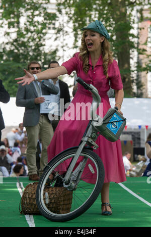 Bedford Square, Londra UK. 12 luglio 2014, il decimo anniversario dell'Olimpiade di CHAP. Una raccolta di sartoriale di chaps e chapesses nel quartiere di Bloomsbury a Londra. Signora prendendo parte al perseguimento di tè. Credito: Steve Davey/Alamy Live News Foto Stock