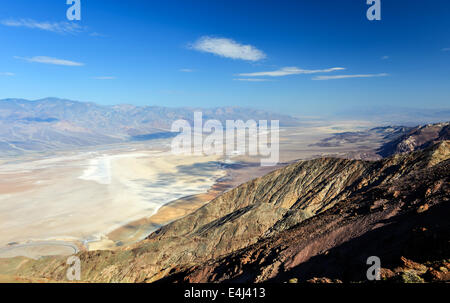 Sale bacino Badwater Panamint Mountains da Dante nella vista Parco Nazionale della Valle della Morte in California spot più bassa negli Stati Uniti. Foto Stock