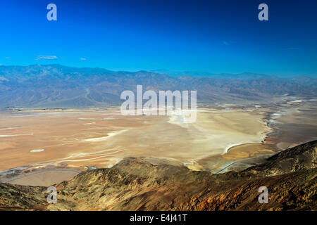 Sale bacino Badwater Panamint Mountains da Dante nella vista Parco Nazionale della Valle della Morte in California spot più bassa negli Stati Uniti. Foto Stock