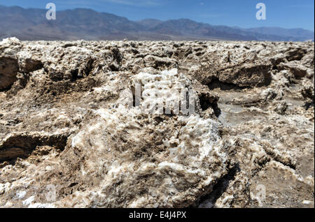 In prossimità del terreno accidentato e cristalli di sale che formano la singolare geologia del diavolo il Campo da Golf nella Valle della Morte. Foto Stock