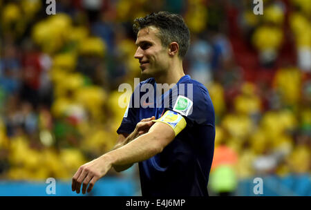 Brasilia, Brasile. 12 Luglio, 2014. Paesi Bassi" Robin van Persie toglie il suo capitano badge dopo il terzo posto di play-off match tra il Brasile e i Paesi Bassi del 2014 FIFA World Cup al Estadio Nacional Stadium di Brasilia, Brasile, il 12 luglio 2014. Paesi Bassi ha vinto 3-0 sul Brasile e ha colto il terzo posto del torneo di sabato. Credito: Guo Yong/Xinhua/Alamy Live News Foto Stock