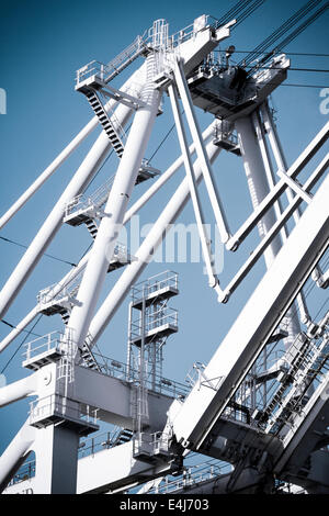 Struttura complessa di gigante gantry crane utilizzato per lo scarico di container del porto di Oakland terminale per container Foto Stock