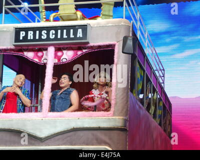 Pasay City, Filippine. 12 Luglio, 2014. Dopo quasi due mesi di gioco di successo date a Newport Performing Arts Theater in Resorts World Manila, "Priscilla - La Regina del deserto, il musical" top fatturati da Jon Santos, Leo Valdez e Rosso Concepcion avvolge e rumors lo ha che lo stesso il cast e la troupe di successo questa scena musicale riproduci andrà a Singapore per tre mesi che mostra. Credito: Sherbien Dacalanio/Alamy Live News Foto Stock