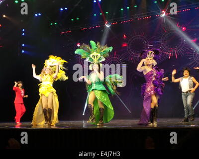 Pasay City, Filippine. 12 Luglio, 2014. Dopo quasi due mesi di gioco di successo date a Newport Performing Arts Theater in Resorts World Manila, "Priscilla - La Regina del deserto, il musical" top fatturati da Jon Santos, Leo Valdez e Rosso Concepcion avvolge e rumors lo ha che lo stesso il cast e la troupe di successo questa scena musicale riproduci andrà a Singapore per tre mesi che mostra. Credito: Sherbien Dacalanio/Alamy Live News Foto Stock