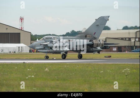 RAF Fairford, GLOUCESTERSHIRE REGNO UNITO. 11 luglio 2014. Getti veloce sul display in corrispondenza del primo giorno di riat. RAF Panavia Tornado GR4 035 sbarco con retromarcia spintori distribuito. Credito: Malcolm Park editoriale/Alamy Live News Foto Stock