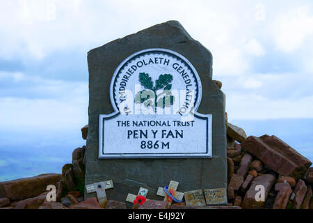 Il vertice di Pen y Fan, la vetta più alta del Parco Nazionale di Brecon Beacons, Brecon, Powys, South Wales, Regno Unito. Foto Stock