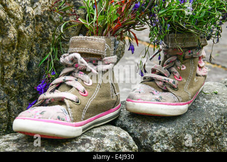 Decorate scarpe adornano il sagrato della chiesa di Santa Maria durante la quota annua di fiore-festival in estate, Beddgelert, Wales, Regno Unito. Foto Stock