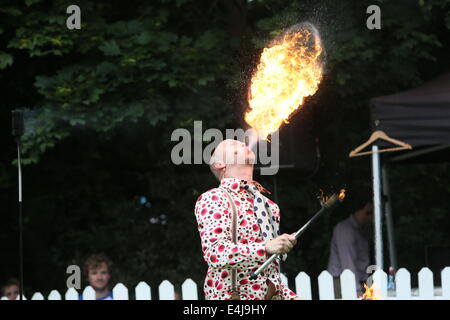 Immagine da prestazioni di Pyromancer dai Paesi Bassi durante il Laya Healthcare spettacolare della città di Dublino. La strada Foto Stock