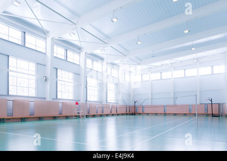 Emptry indoor campi da tennis nella grande sala sportiva Foto Stock