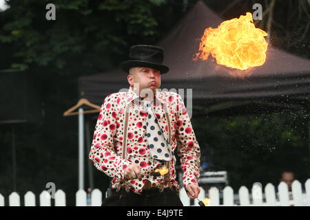 Immagine da prestazioni di Pyromancer dai Paesi Bassi durante il Laya Healthcare spettacolare della città di Dublino. La strada Foto Stock