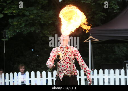 Immagine da prestazioni di Pyromancer dai Paesi Bassi durante il Laya Healthcare spettacolare della città di Dublino. La strada Foto Stock