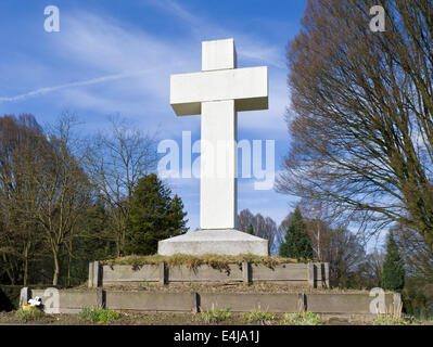 Gran croce bianca su un cimitero Foto Stock