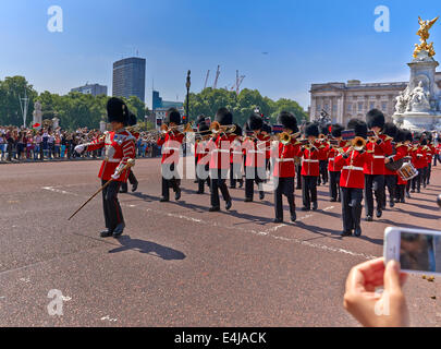 Buckingham Palace è la residenza londinese e dei principali luoghi di lavoro della monarchia del Regno Unito Foto Stock