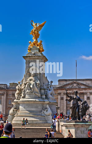 Buckingham Palace è la residenza londinese e dei principali luoghi di lavoro della monarchia del Regno Unito Foto Stock