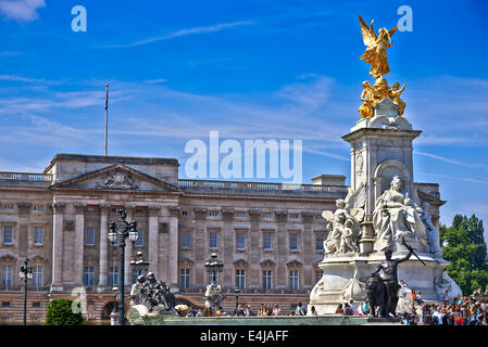 Buckingham Palace è la residenza londinese e dei principali luoghi di lavoro della monarchia del Regno Unito Foto Stock