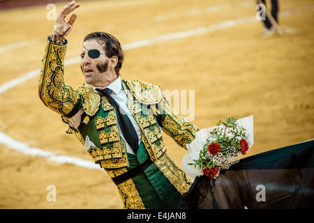 Torero spagnolo Juan Jose PADILLA celebra la fine di una Corrida nella Plaza de Toros Valencia bullring durante il Fallas Festival 2014 - Un paio di migliaia di spettatori hanno dato Juan Jose Padilla un eroe è il benvenuto nella Plaza de Toros di Valencia durante il Fallas Festival. Padilla indossa un eyepatch - guadagnando il soprannome "Il Pirata' - dal momento che egli è stato gravemente ferito da un toro nel 2011. Foto Stock