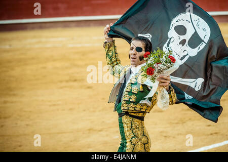 Valencia, Spagna. 16 Mar, 2014. Torero spagnolo Juan Jose PADILLA celebra la fine di una Corrida nella Plaza de Toros Valencia bullring durante il Fallas Festival 2014. Un paio di migliaia di spettatori hanno dato Juan Jose Padilla un eroe è il benvenuto nella Plaza de Toros di Valencia durante il Fallas Festival. Padilla indossa un eyepatch, guadagnando il soprannome "Il Pirata, ' poiché egli è stato gravemente ferito da un toro nel 2011. © Matthias Oesterle/ZUMA filo/ZUMAPRESS.com/Alamy Live News Foto Stock