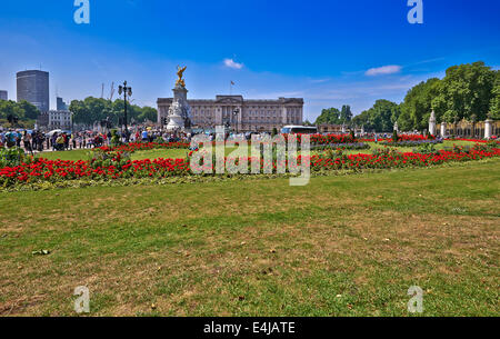 Buckingham Palace è la residenza londinese e dei principali luoghi di lavoro della monarchia del Regno Unito Foto Stock
