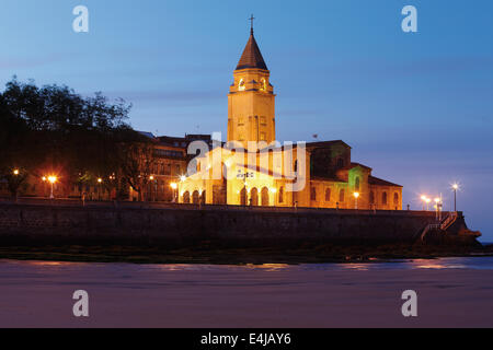 La Chiesa di San Pedro è un tempio situato nella città spagnola di Gijon, Asturias, più precisamente in via Campo Valdes Foto Stock