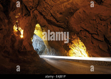 La Cuevona o Cuevona Grotta è situata nei pressi del villaggio di Cueves (o Cuevas del Agua) Xuncu parrocchiale nel quartiere asturiana di Foto Stock