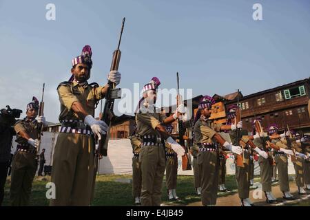 Srinagar, Indiano-controllato del Kashmir. 13 Luglio, 2014. Indian poliziotti di pagare i tributi a martire nel cimitero del martiri durante l' giorno a Srinagar, capitale estiva di Indiano-Kashmir controllata, 13 luglio 2014. © Javed Dar/Xinhua/Alamy Live News Foto Stock