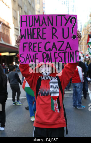 Sydney, NSW, Australia. Il 13 luglio 2014. Manifestanti Pro-Palestine marzo lungo George Street a Sydney per protestare contro i bombardamenti aerei da parte di Israele. Un manifestante tiene un cartello che diceva "l'umanità dove r u? Free Gaza. Salvare la Palestina". Secondo le stime, il numero di coloro che partecipano in qualche punto tra 2.000 e 4.000. Copyright Credit: 2014 Richard Milnes/Alamy Live News Foto Stock