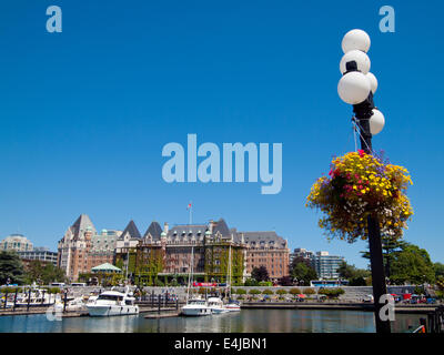 Una vista estiva del bellissimo porto interno, Fairmont Empress Hotel e il centro cittadino di Victoria, British Columbia, Canada. Foto Stock