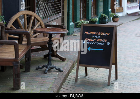 Lynmouth, Devon. Un segno al di fuori di un pub accoglie gli stivali fangosi e soggy cani. Foto Stock