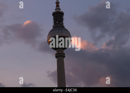 Berlino, Germania. 12 Luglio, 2014. Rosso e rosa le nuvole sono raffigurati dietro la Berlino torre della TV durante il tramonto a Berlino, Germania, 12 luglio 2014. Foto: Maurizio Gambarini/dpa/Alamy Live News Foto Stock
