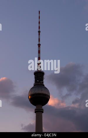 Berlino, Germania. 12 Luglio, 2014. Rosso e rosa le nuvole sono raffigurati dietro la Berlino torre della TV durante il tramonto a Berlino, Germania, 12 luglio 2014. Foto: Maurizio Gambarini/dpa/Alamy Live News Foto Stock