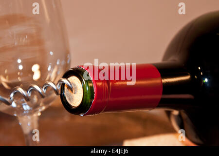 Apertura di una bottiglia di vino Foto Stock