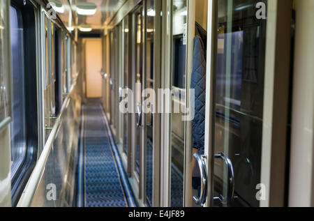 Il corridoio per il vagone letto treni Foto Stock