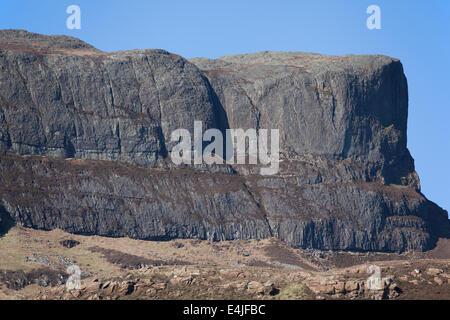 Il picco di un Sgurr sull'Isola di Eigg, piccole isole Ebridi Interne, Scozia. Foto Stock