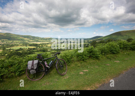 Una bicicletta, sul lato della "gated" la strada di Whinlatter Pass, nella parte anteriore del Lorton Vale nel Lake District inglese Foto Stock