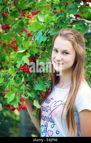 Teen girl vicino al red pallon di maggio Foto Stock