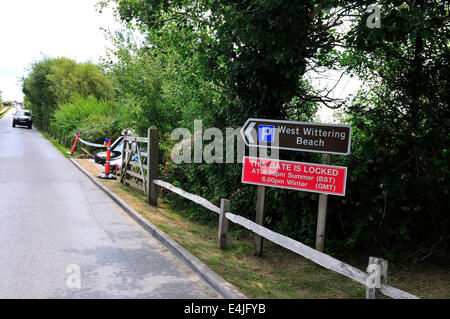 West Wittering, West Sussex, Regno Unito. 13 Luglio, 2014. Range Rover Freelander 2 supporti cordolo rompe attraverso il ponte di legno rotaie finisce in un piccolo ruscello presso la strada di accesso al West Wittering Parcheggio Auto. Le ambulanze sono state sulla scena. La causa non è noto o se qualsiasi lesione sustainedPhotograph Gary Blake/Alamy Live Live News Foto Stock