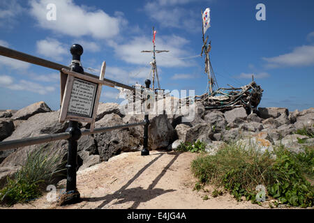 Ringhiere e il percorso che conduce a Driftwood barca la nave pirata 'grazia Darling' su Hoylake's shore per il Wirral Festival delle arti, Milton Keynes, Regno Unito Foto Stock