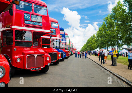 Londra, Regno Unito. 13 luglio 2014. Finsbury Park, Nord di Londra ospita l'autobus Routemaster Festival, per commemorare il sessantesimo anniversario della inaugurazione del primo Routemaster. L'evento è gestito dall'Associazione Routemaster, con oltre 100 veicoli sul display Credito: Paolo Swinney/Alamy Live News Foto Stock