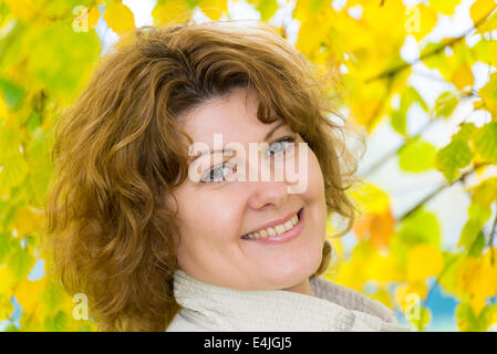 Donna di mezza età in autunno park Foto Stock