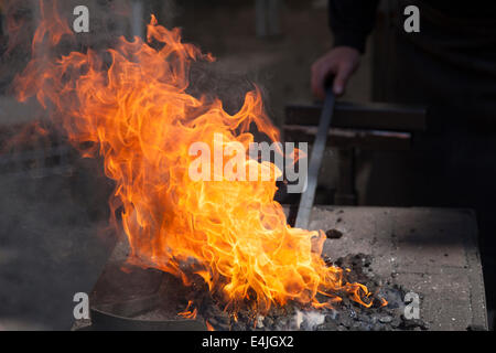 Un fabbro fucina di carbone Foto Stock